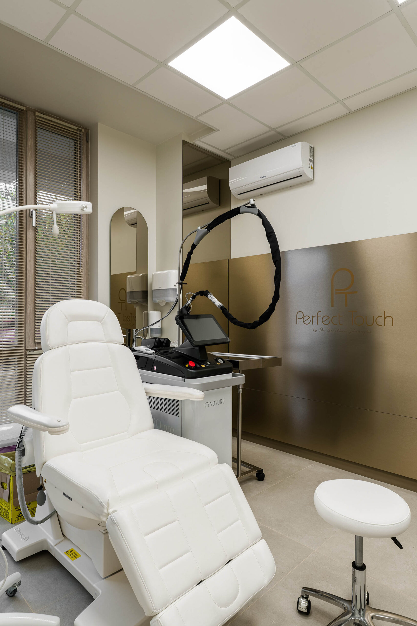 Sală de tratament estetic în clinica Perfect Touch